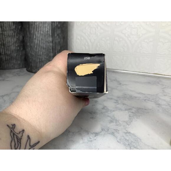 < NWT Fenty Beauty Pro Filt’r Soft Matte Longwear Foundation > - Picture 3 of 5